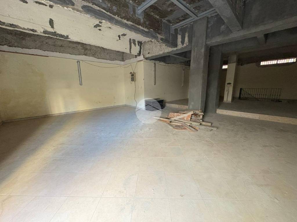 locale commerciale in vendita a Napoli in zona Poggioreale