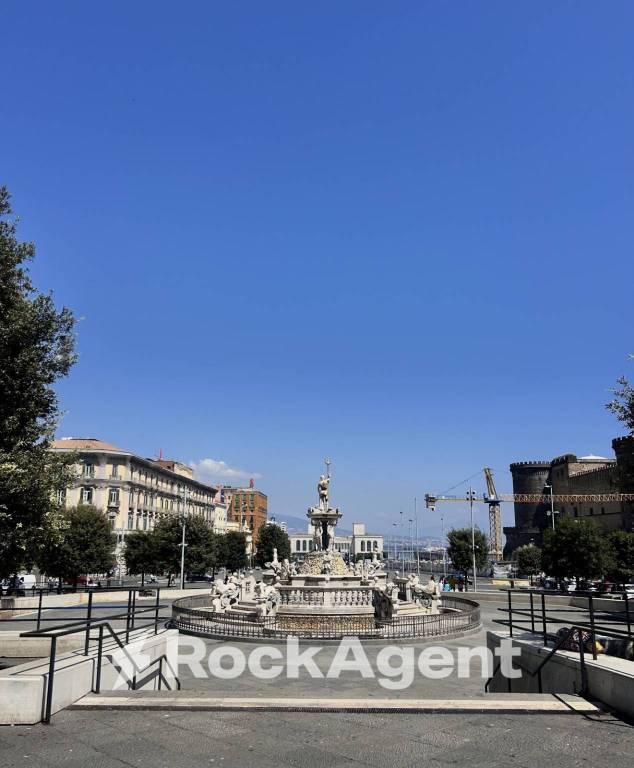 negozio in vendita a Napoli in zona Porto