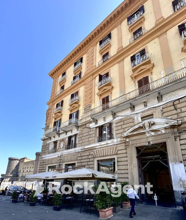 negozio in vendita a Napoli in zona Porto