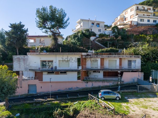 casa indipendente in vendita a Napoli in zona Chiaia