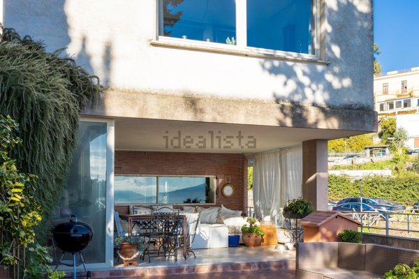 casa indipendente in vendita a Napoli in zona Chiaia