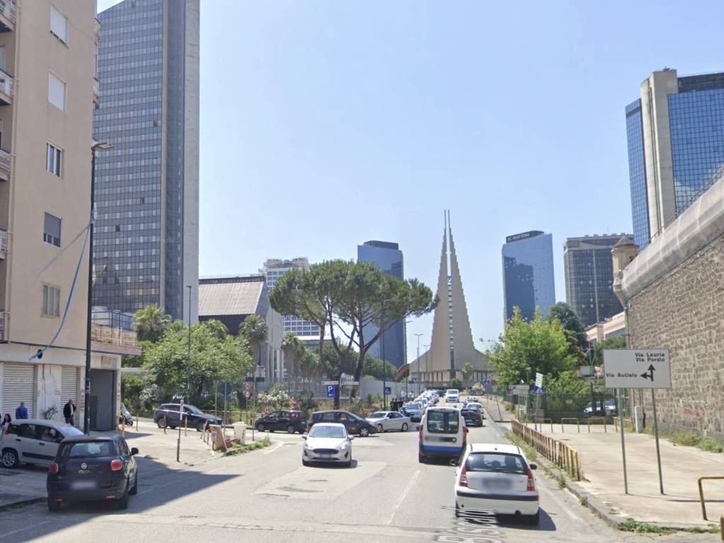 negozio in vendita a Napoli in zona Zona Industriale-Ferrovia