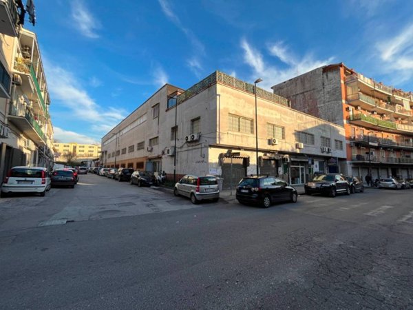 locale commerciale in vendita a Napoli in zona Capodichino