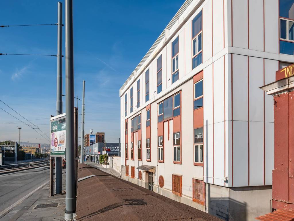 ufficio in vendita a Napoli in zona Poggioreale