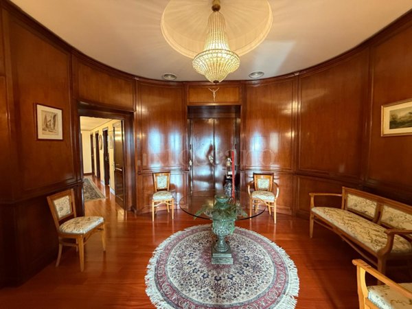 appartamento in vendita a Napoli in zona Chiaia