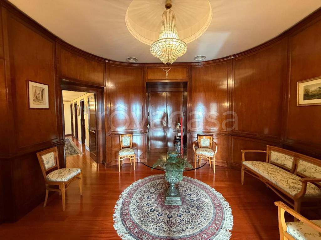 appartamento in vendita a Napoli in zona Chiaia