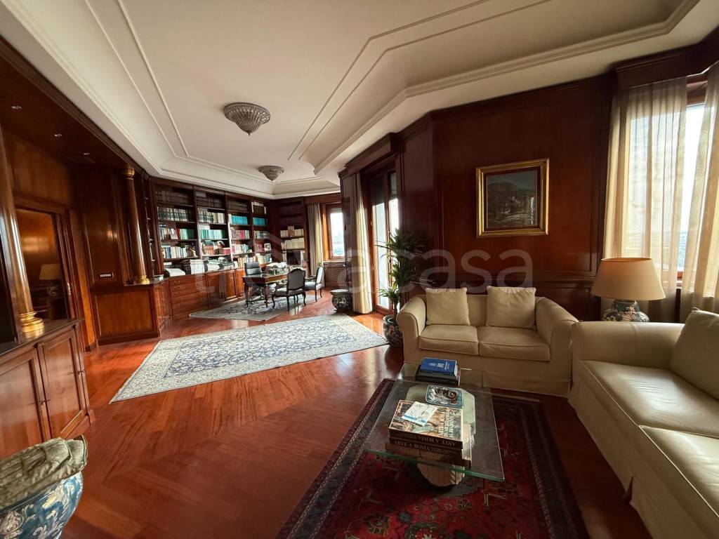 appartamento in vendita a Napoli in zona Chiaia