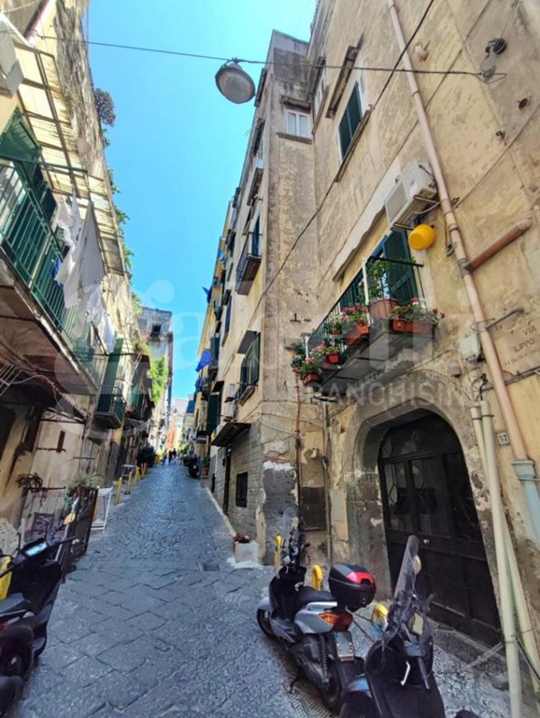 appartamento in vendita a Napoli in zona Chiaia
