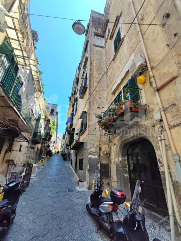 appartamento in vendita a Napoli in zona Chiaia