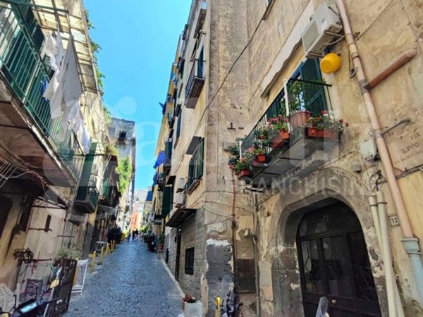 appartamento in vendita a Napoli in zona Chiaia