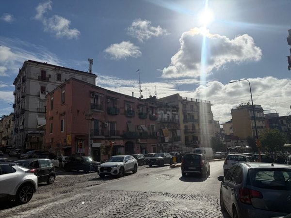 appartamento in vendita a Napoli in zona San Carlo all'Arena