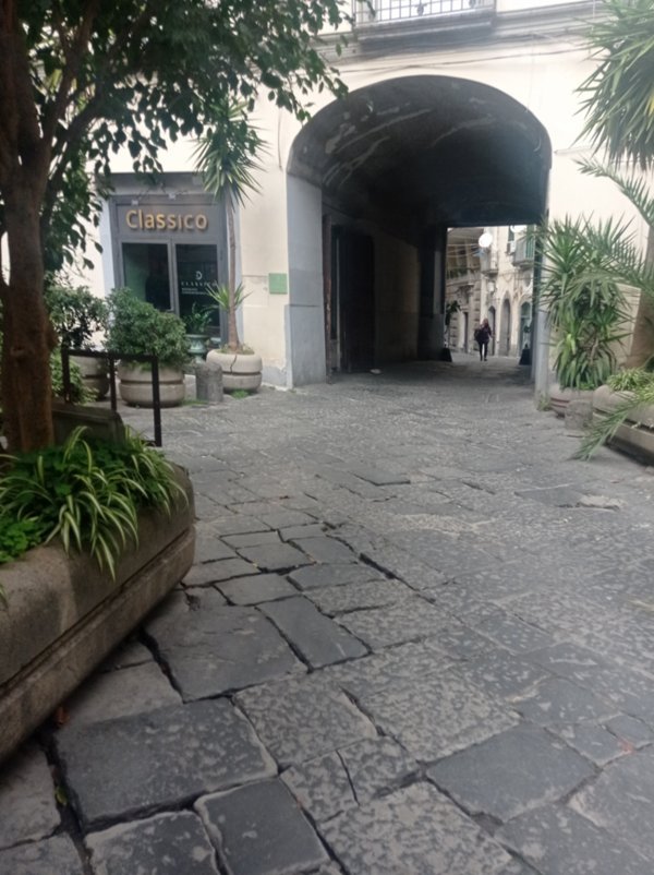 appartamento in vendita a Napoli in zona Chiaia