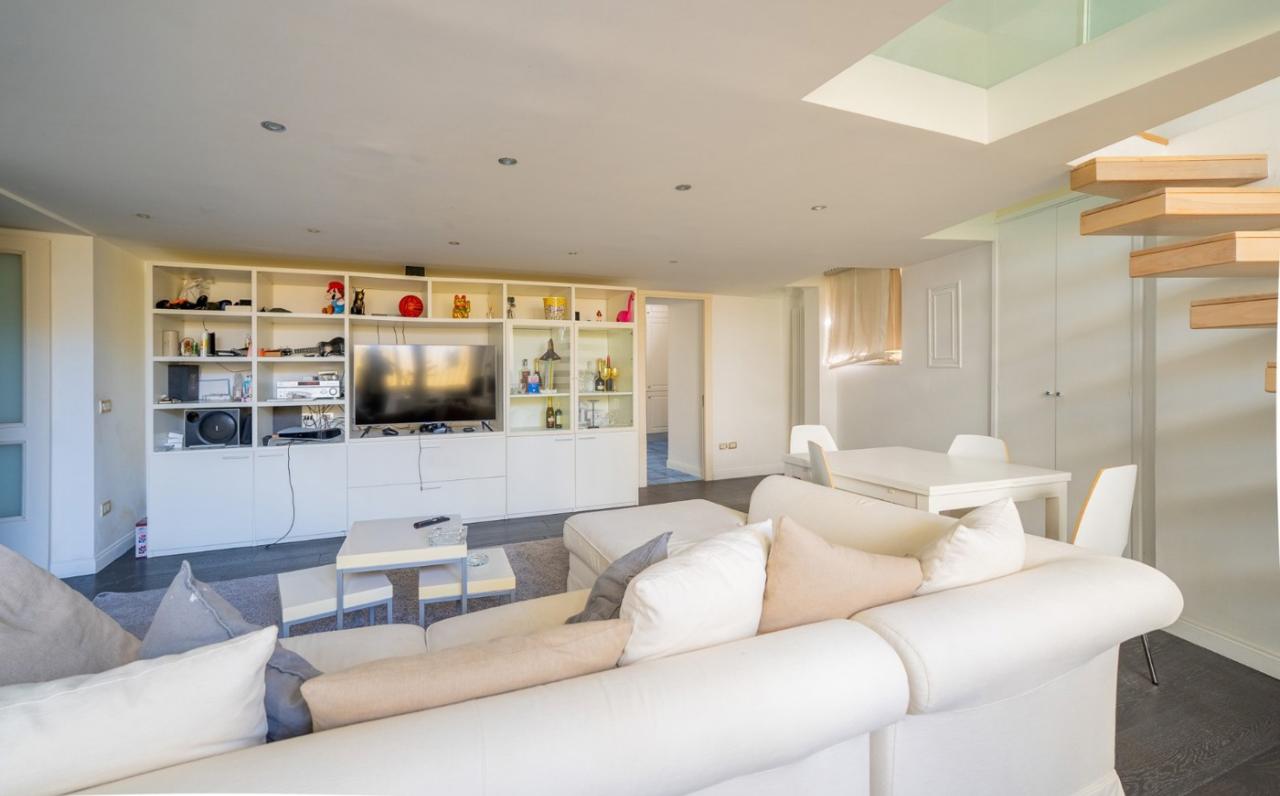 appartamento in vendita a Napoli in zona Chiaia