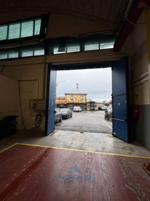 locale commerciale in vendita a Napoli