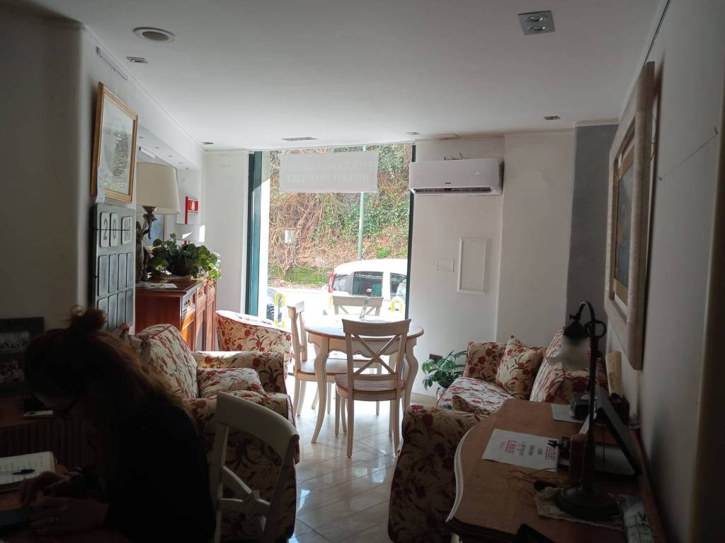 negozio in vendita a Napoli in zona Camaldoli