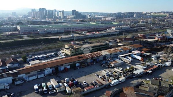 locale commerciale in vendita a Napoli in zona Zona Industriale-Ferrovia