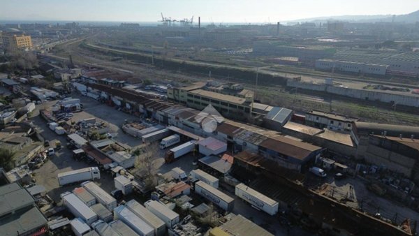 locale commerciale in vendita a Napoli in zona Zona Industriale-Ferrovia