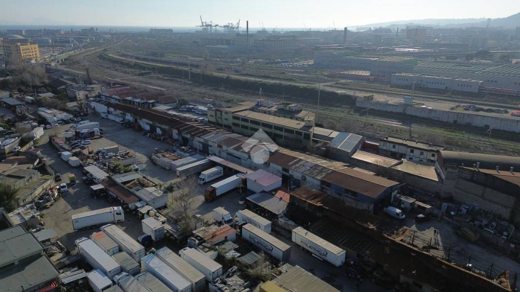 locale commerciale in vendita a Napoli in zona Zona Industriale-Ferrovia