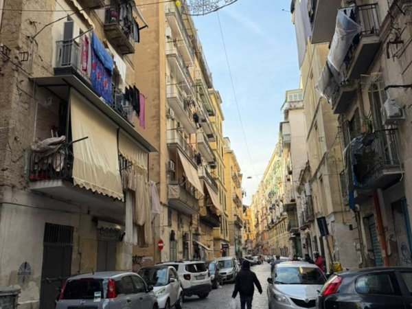 negozio in vendita a Napoli in zona Pendino / San Giuseppe