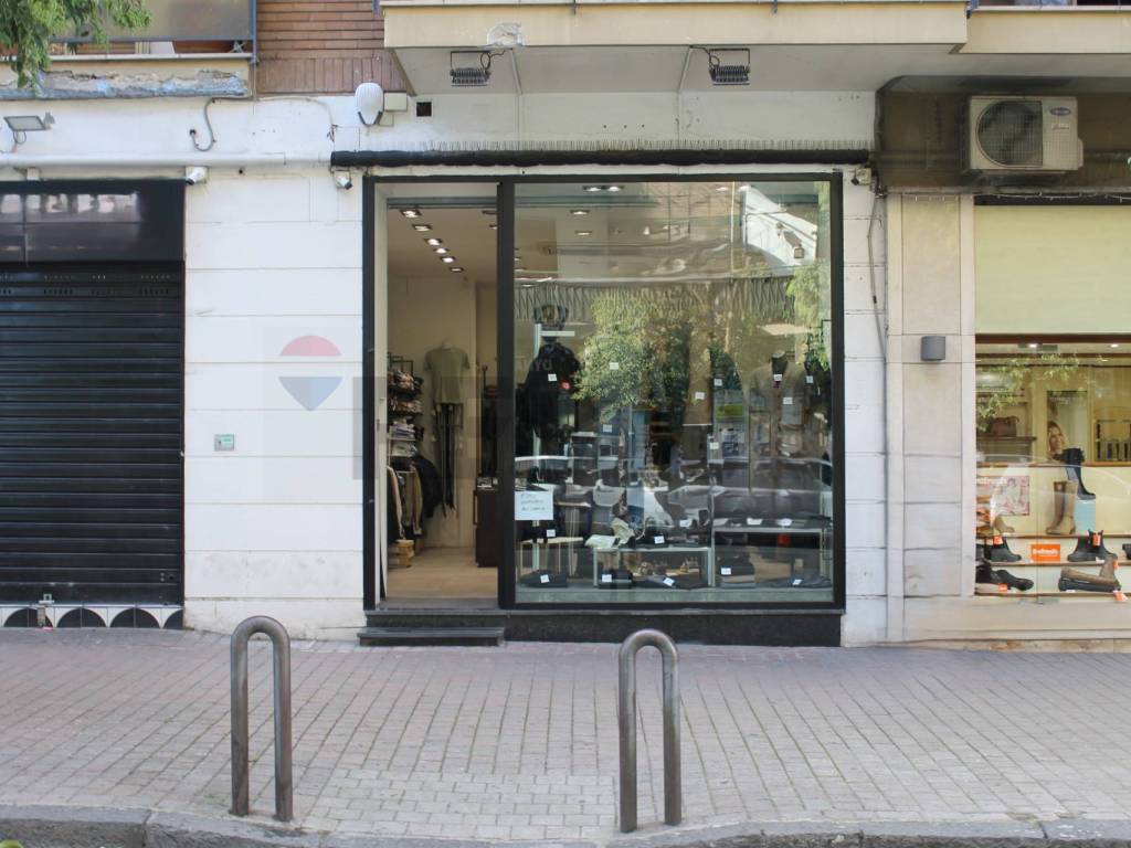 negozio in vendita a Napoli in zona Pianura