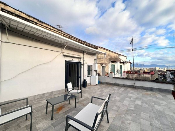 appartamento in vendita a Napoli in zona San Carlo all'Arena