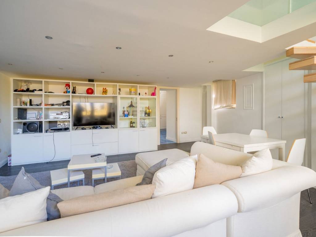 appartamento in vendita a Napoli in zona Chiaia