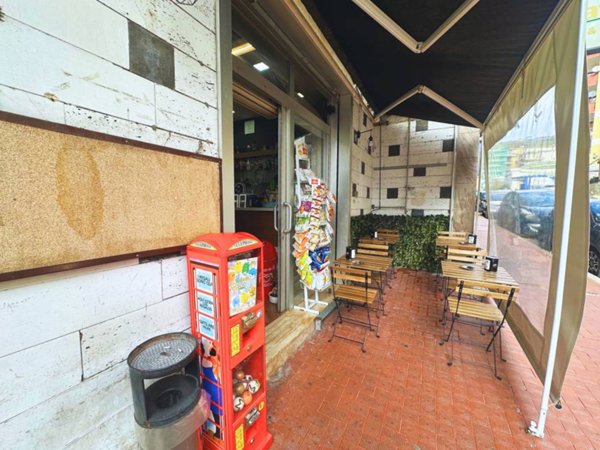 negozio in vendita a Napoli in zona Soccavo