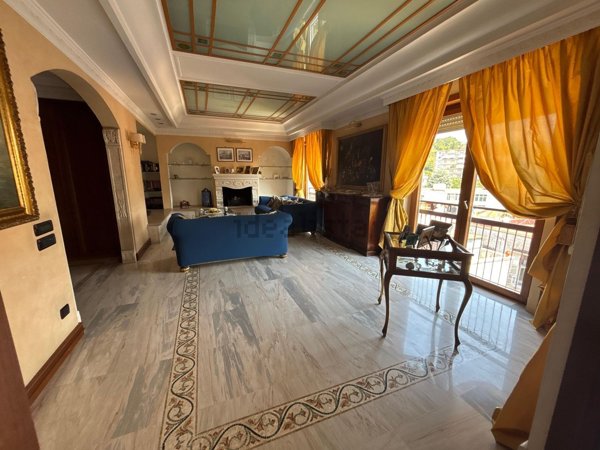 appartamento in vendita a Napoli in zona San Carlo all'Arena