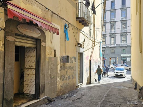 locale commerciale in vendita a Napoli in zona Chiaia