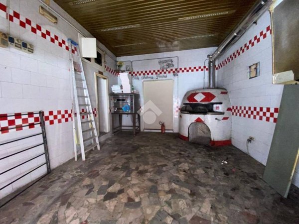 locale commerciale in vendita a Napoli in zona Secondigliano