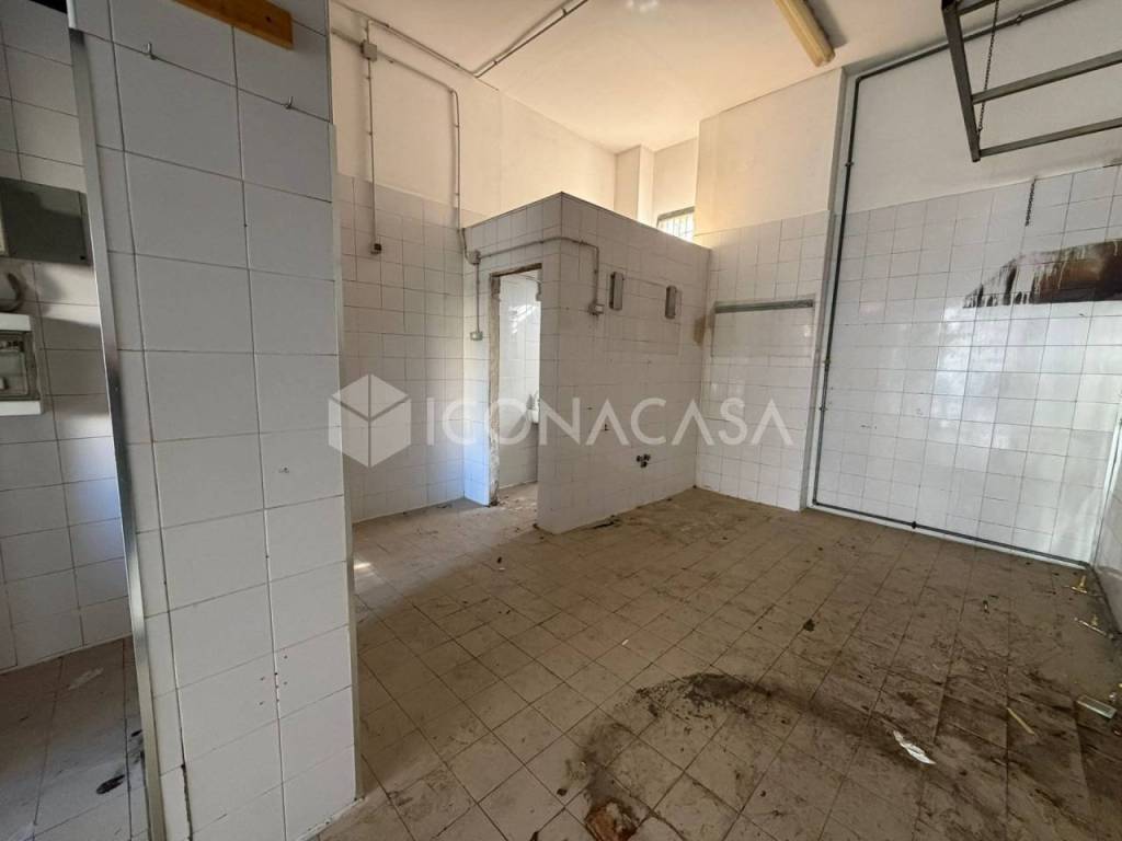 negozio in vendita a Napoli in zona Arenella