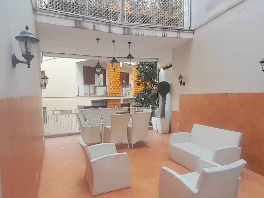 appartamento in vendita a Napoli in zona Chiaia