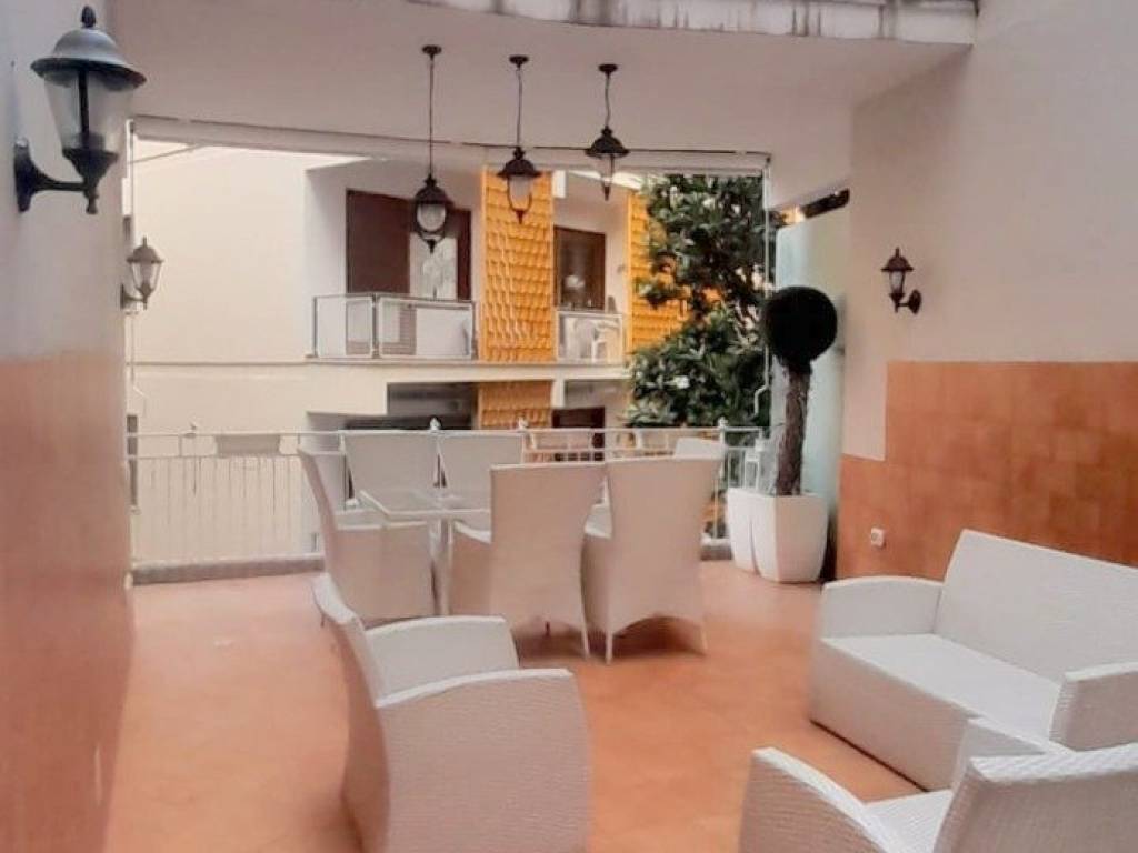 appartamento in vendita a Napoli in zona Chiaia