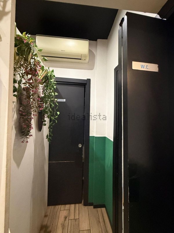 locale commerciale in vendita a Napoli in zona Vomero