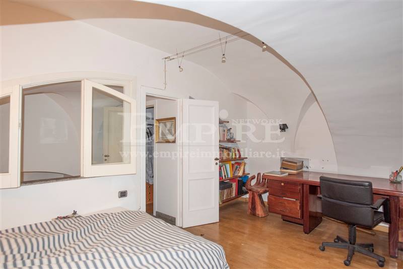 appartamento in vendita a Napoli in zona Chiaia