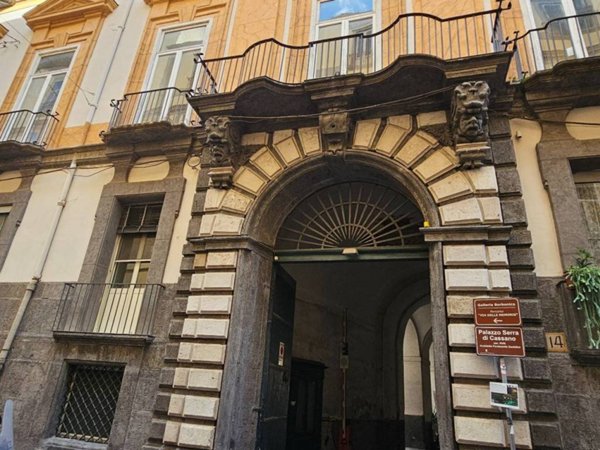 appartamento in vendita a Napoli in zona Chiaia