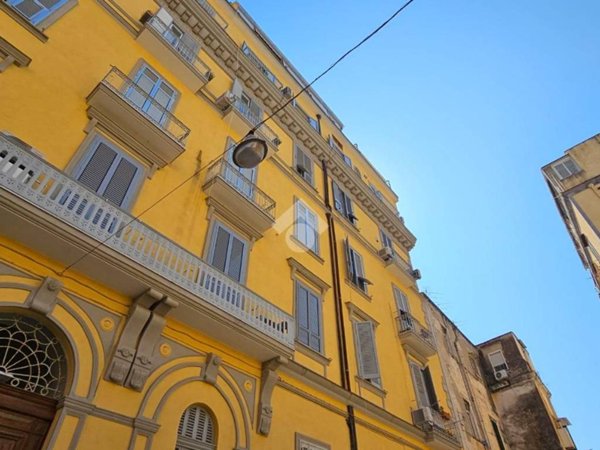 appartamento in vendita a Napoli in zona Chiaia