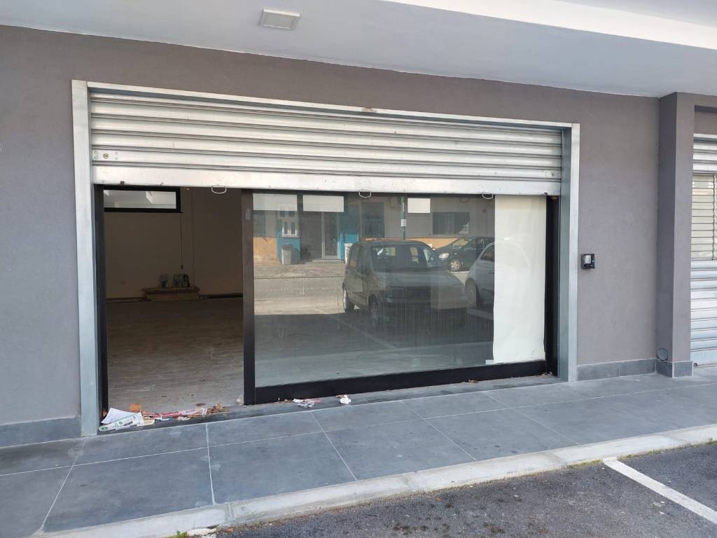 negozio in vendita a Napoli in zona Zona Industriale-Ferrovia