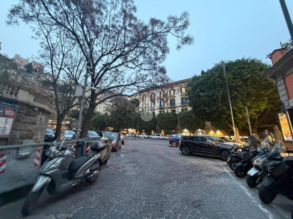 locale commerciale in vendita a Napoli in zona Chiaia