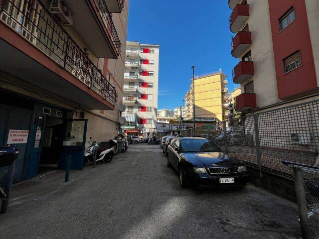 locale di sgombero in vendita a Napoli