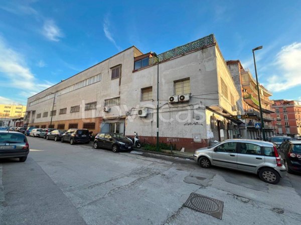 locale commerciale in vendita a Napoli in zona Secondigliano