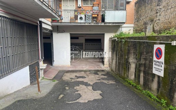 negozio in vendita a Napoli in zona Fuorigrotta