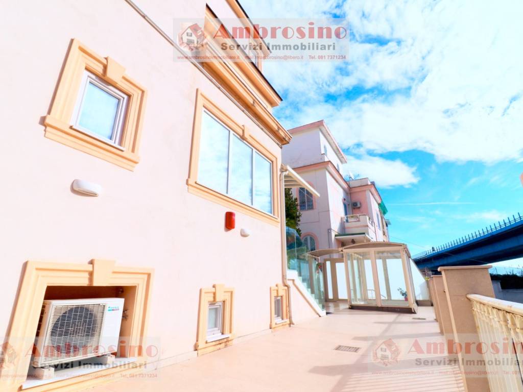 intera palazzina in vendita a Napoli in zona San Carlo all'Arena