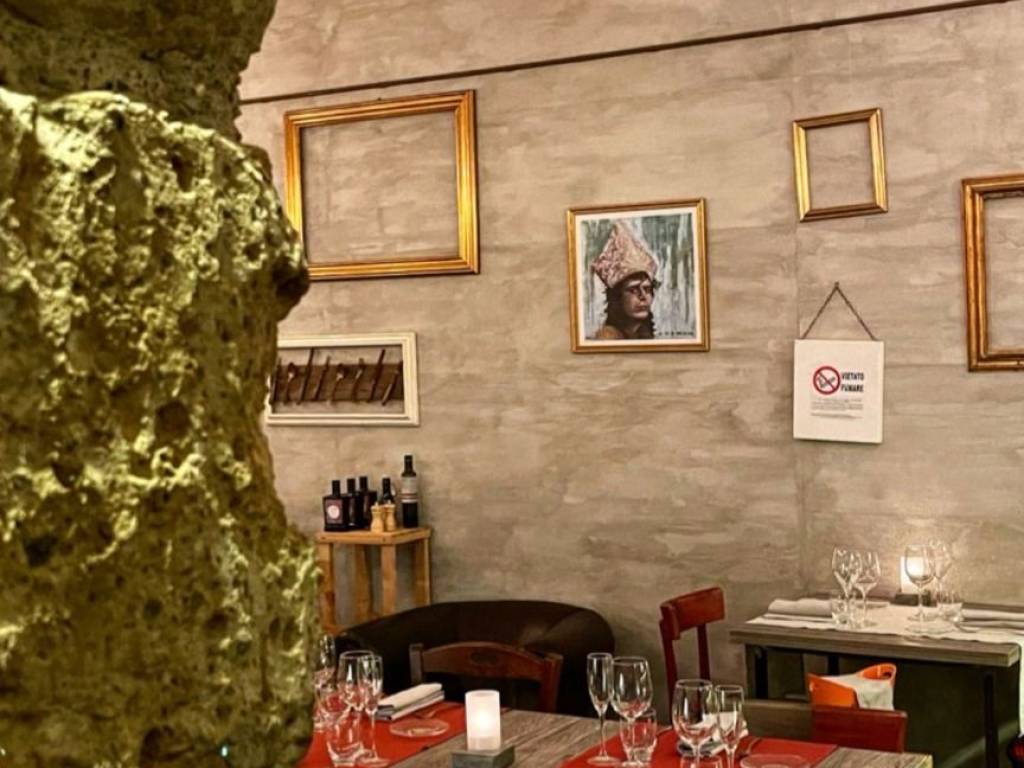 negozio in vendita a Napoli in zona Chiaia