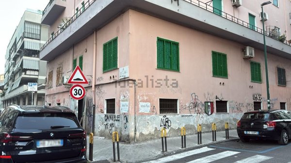 locale commerciale in vendita a Napoli in zona Vicaria