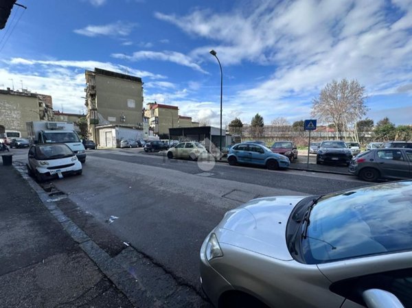 locale commerciale in vendita a Napoli in zona Miano