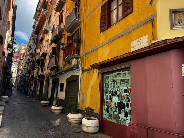 locale commerciale in vendita a Napoli in zona Chiaia