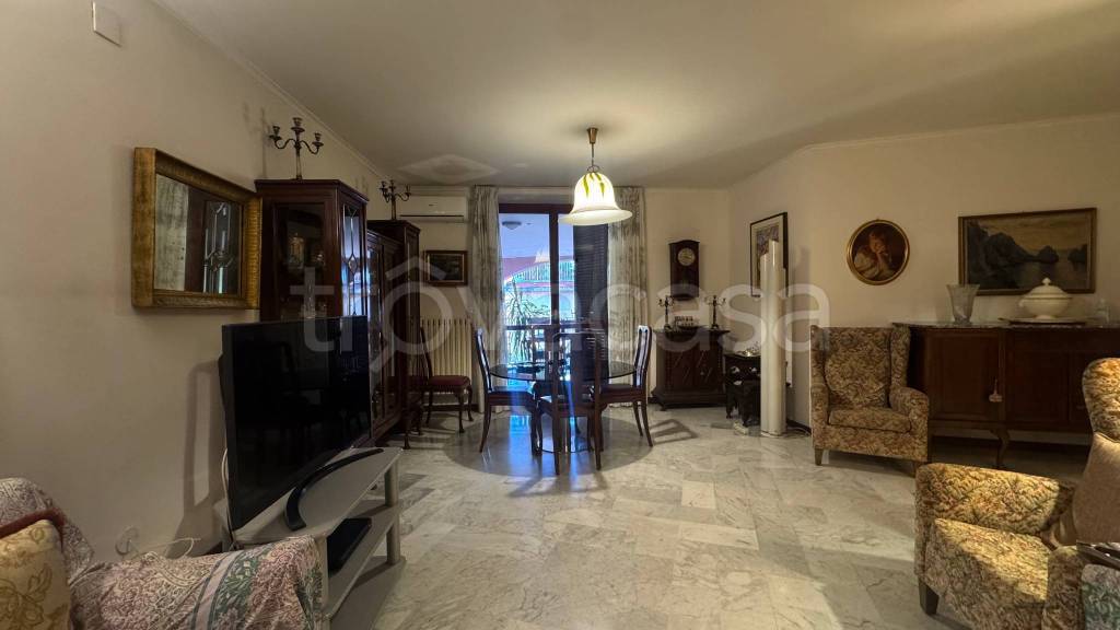 appartamento in vendita a Napoli in zona Chiaia