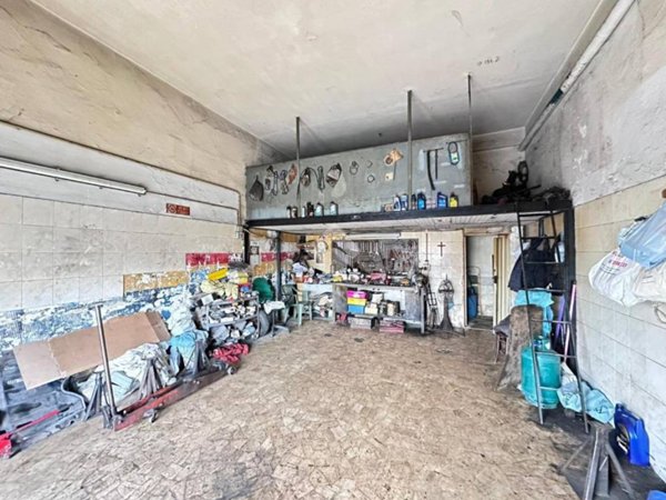 negozio in vendita a Napoli in zona Secondigliano
