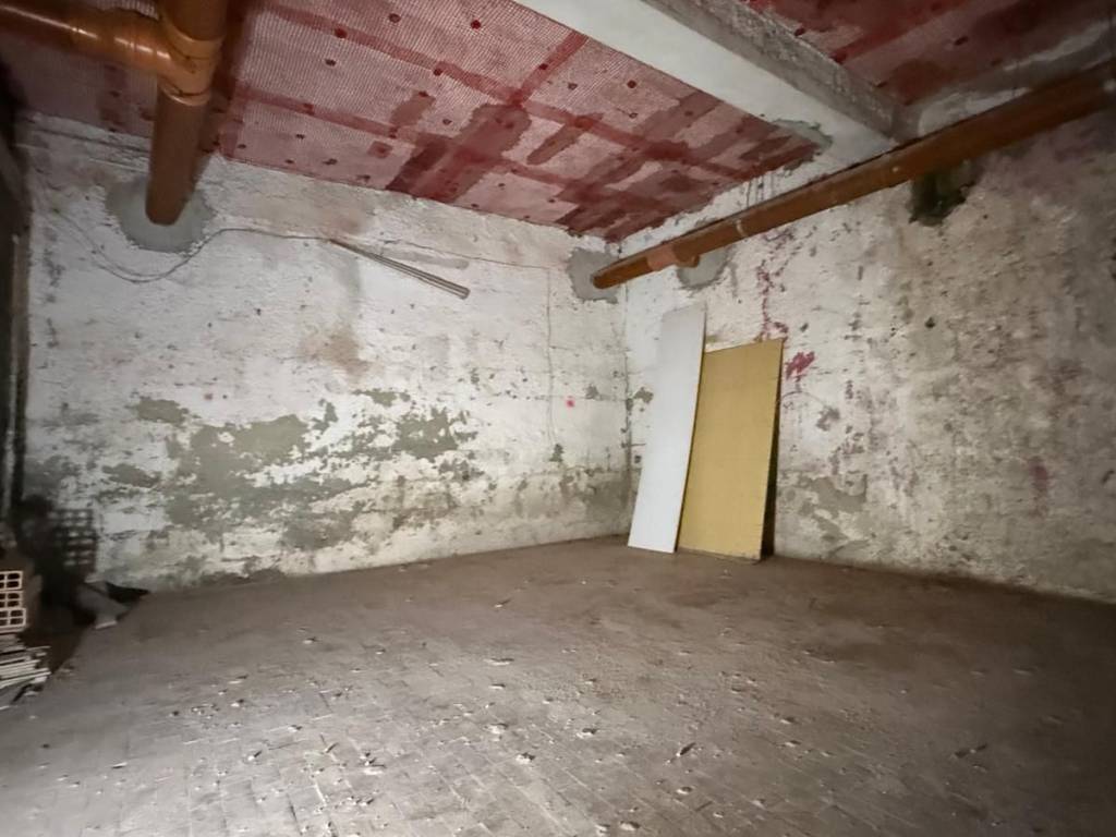 locale commerciale in vendita a Napoli in zona Bagnoli